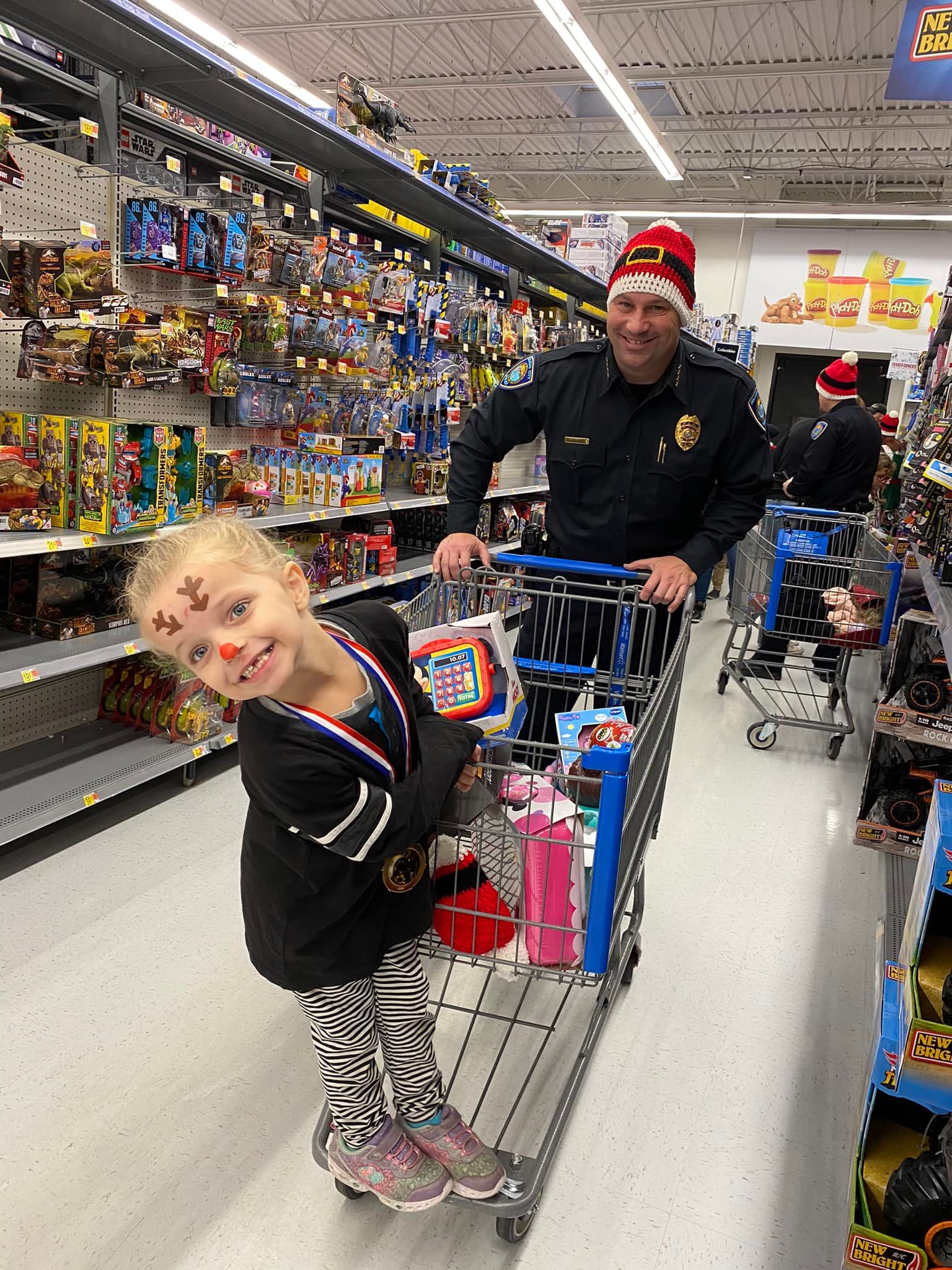 girl shopping with police